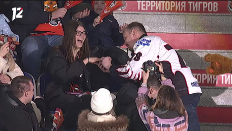 Болельщик омского «Авангарда» сделал предложение фанатке хабаровского «Амура» прямо во время игры