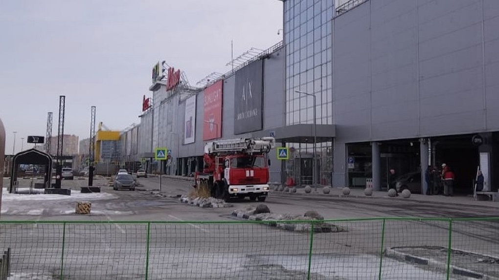 Сгорело три метра проводки. В омской «Меге» произошёл пожар