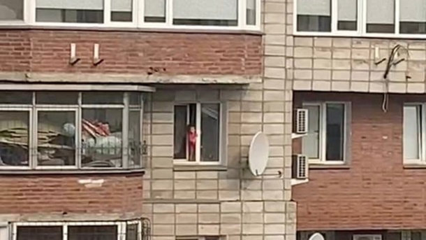 На мать маленькой омички, гуляющей по подоконнику многоэтажки, составили протокол