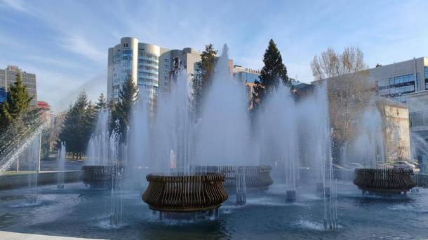 Новосибирск плещет водой: фонтаны прошли подготовку к летнему сезону и ждут гостей