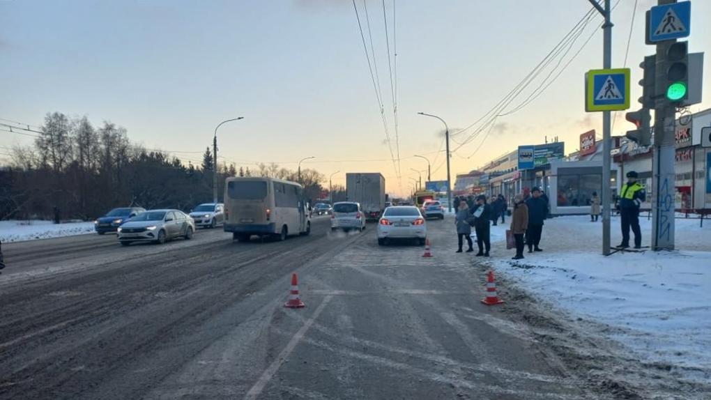 В Омске пенсионер на машине проехал на «красный» и сбил двух девушек