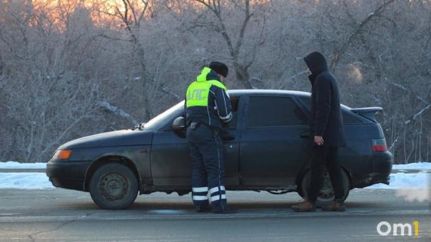 Водитель Kia решил скрыться от полиции в Новосибирске: задержание нелегальных мигрантов