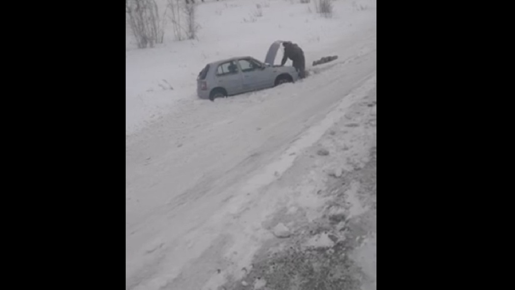 Тряска всю дорогу. Логан 2 виляет на трассе.