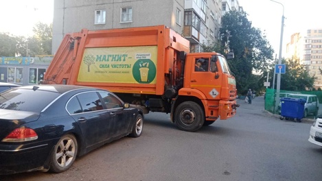 Дорогу мусоровозу: в Омске участились случаи блокировки автомобилистами подъездов к контейнерным площадкам