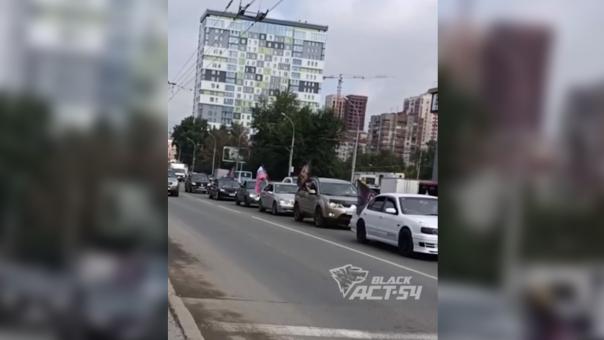 По центру Новосибирска проехала колонна машин с экс-бойцами ЧВК «Вагнер»