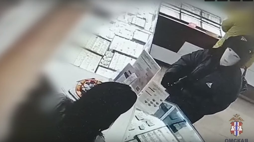 В Омске перед судом предстанет омич с перебинтованной головой, ограбивший ювелирный магазин Хариби