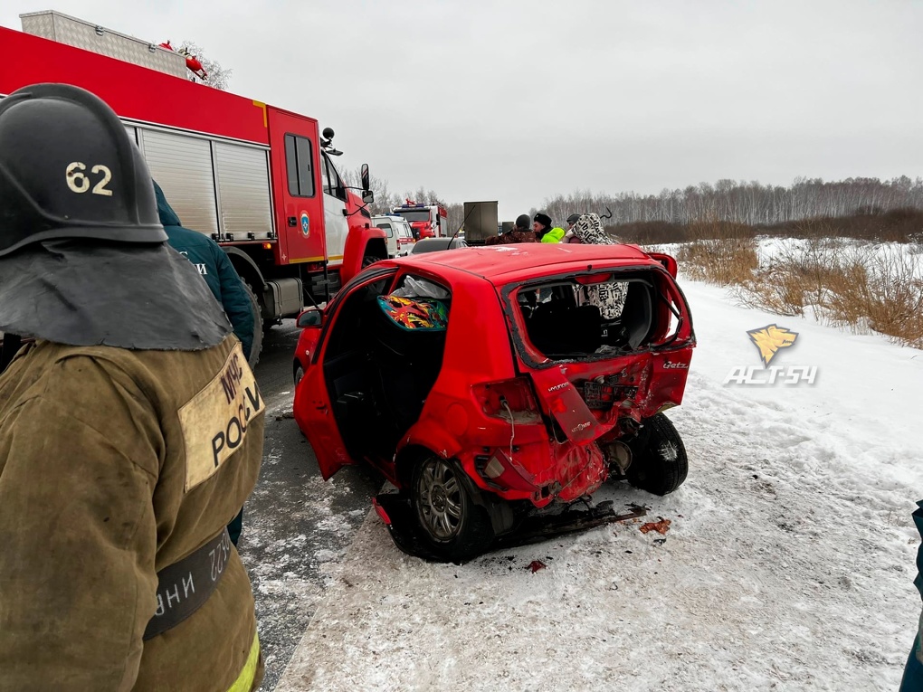Куски рассыпаны по трассе: массовое ДТП с участием 4 автомобилей произошло в Новосибирской области. ФОТО