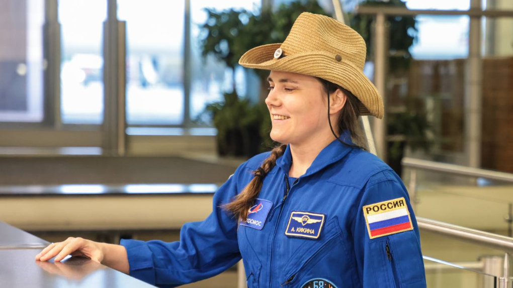 Новосибирская космонавтка Анна Кикина вернулась на Родину из США в ковбойской шляпе