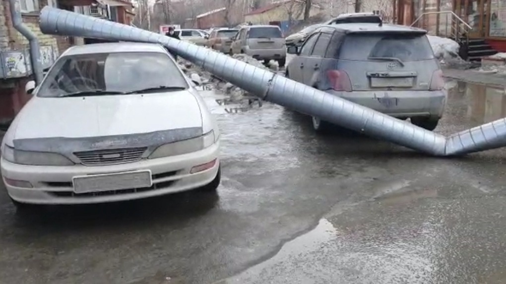 «Чуть не прилетело в голову»: водосточная труба рухнула на машины в Новосибирске. ВИДЕО