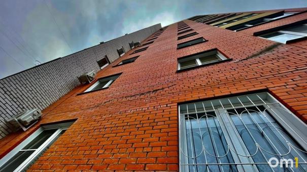 В омской квартире нашли тело мужчины с ножевыми ранениями