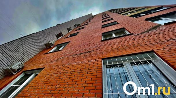 В омской квартире нашли тело мужчины с ножевыми ранениями