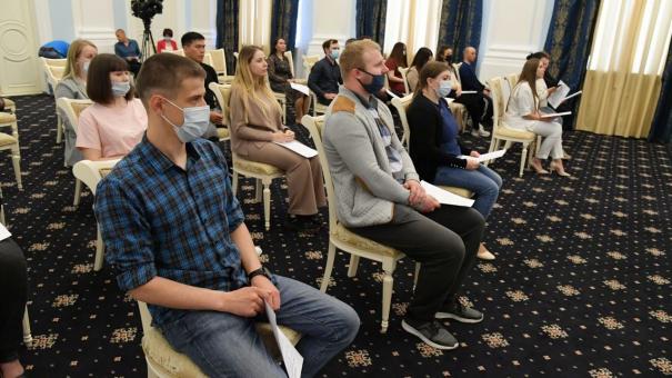 В Омской области детям-сиротам начали вручать жилищные сертификаты