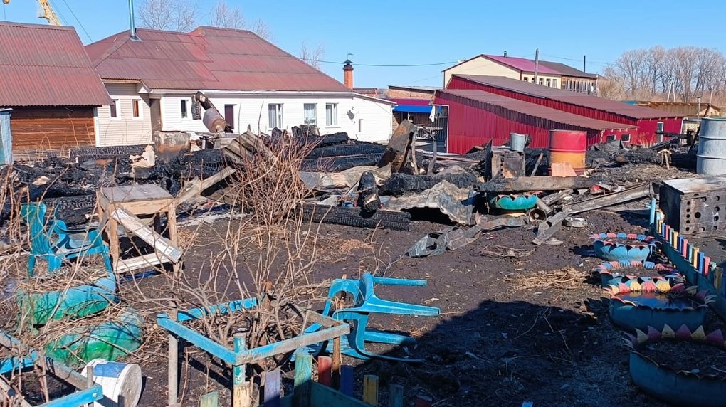 На севере Омской области дотла сгорел частный дом, где мирно спали пять человек