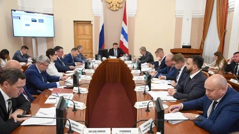 Виталий Хоценко отправил омских чиновников постоять на остановках и поездить с людьми в автобусах
