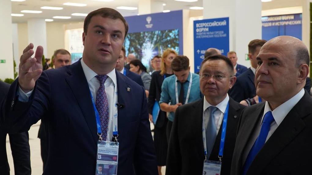 Виталий Хоценко на форуме во Владивостоке представил Мишустину проекты благоустройства в Омской области