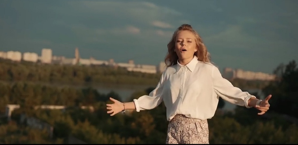 13-летняя певица Анфиса Семина спела о любви к Омску на крыше высотки