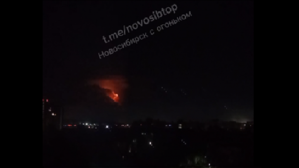 Красные молнии заметили горожане в небе над Новосибирском