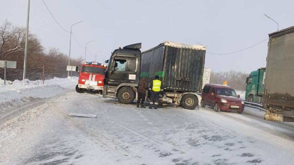 На трассе Тюмень – Омск разбились больше десятка машин и пассажирский автобус