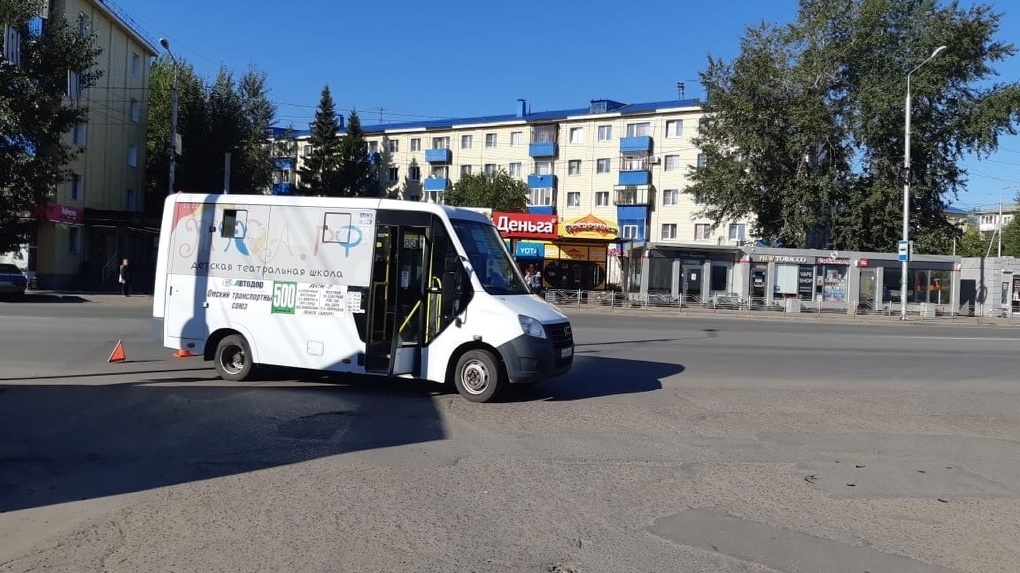 В Омске маршрутка с пассажирами сбила старенького дедушку. ФОТО