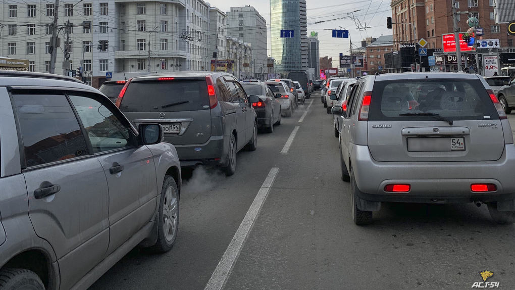 Транспорт встал на проспекте Димитрова в Новосибирске из-за неработающего светофора