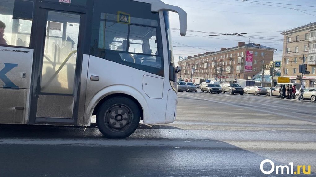 Омский водитель «выкидывал» пассажиров из автобуса