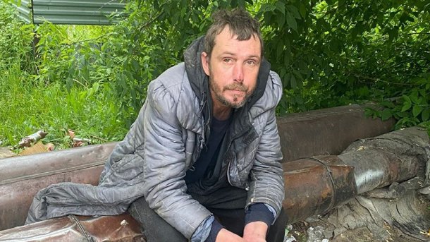 Россияне ищут родных омича, живущего на теплотрассе. Его избили и ограбили
