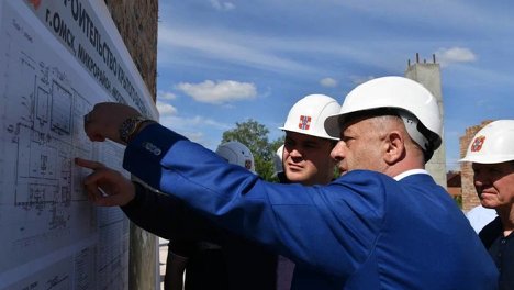 Виталий Хоценко и Сергей Шелест посетили стройплощадку бассейна в Московке-2