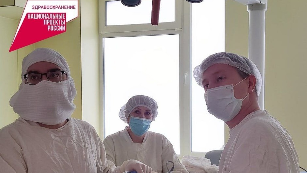 Ком в горле: омские хирурги вырезали из груди омича опухоль без потери крови