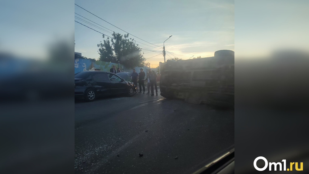 На пересечении Булатова и Герцена машина скорой помощи свалилась на бок. ФОТО