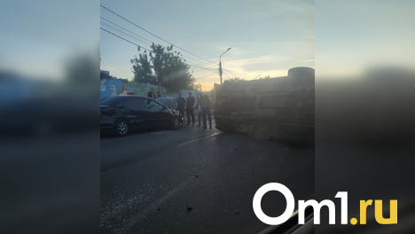 На пересечении Булатова и Герцена машина скорой помощи свалилась на бок. ФОТО