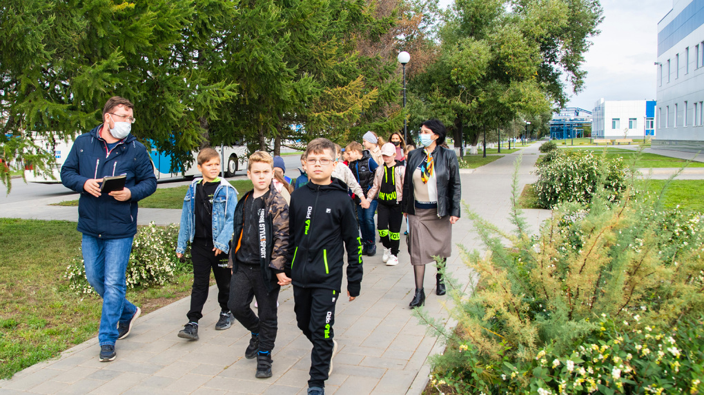 Омские школьники познакомились с экологическими проектами ОНПЗ