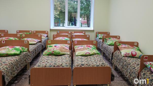 В Омске повысили оклады и надбавки воспитателям и учителям