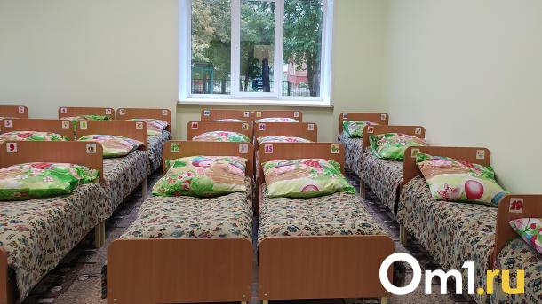 В Омске повысили оклады и надбавки воспитателям и учителям