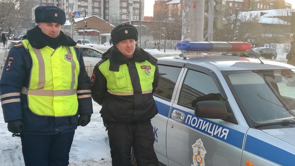Омские сотрудники ДПС спасли от обморожения пятилетнего малыша