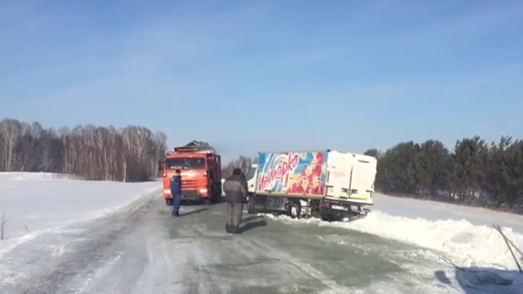 Дорожники вызволили грузовик с мороженым из снежного плена под Новосибирском