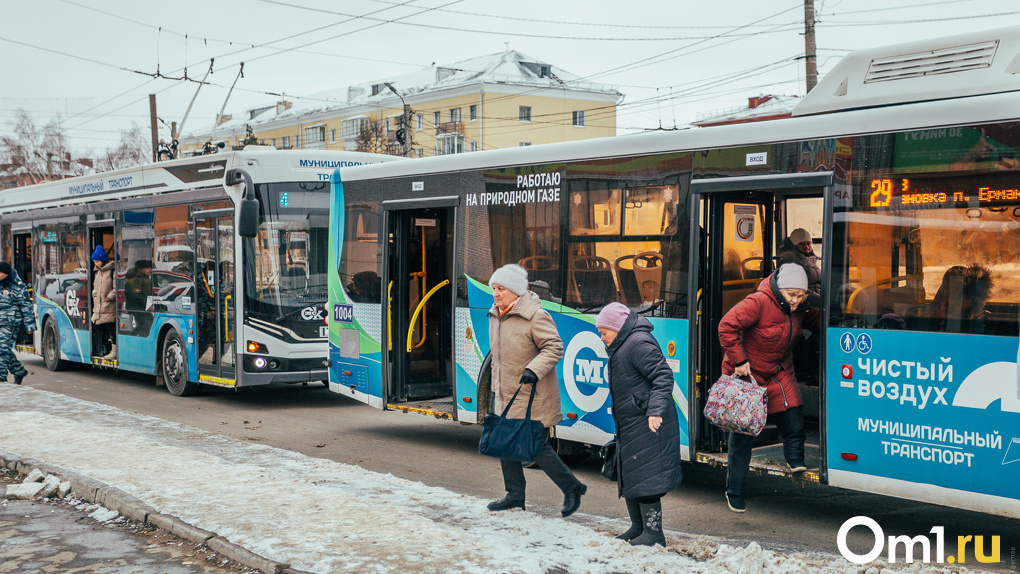 В Омске кондуктор автобуса отказалась пробивать льготную карту из-за наклейки на ней