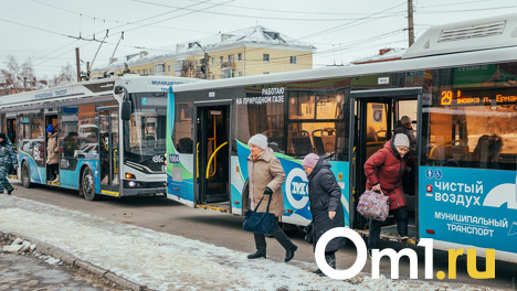 В Омске кондуктор автобуса отказалась пробивать льготную карту из-за наклейки на ней