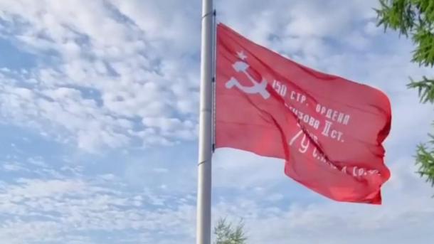 В Омске 9 Мая началось с величественной церемонии поднятия копии Знамени Победы