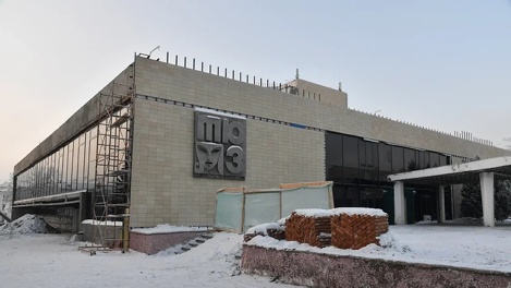 Александр Бурков на новогодних каникулах проверил, как проходит капремонт ТЮЗа в Омске