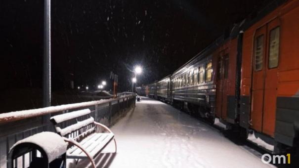 Жизнь оборвалась на путях: в Новосибирске поезд насмерть сбил молодого человека