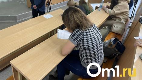 Омичи нелегально помогли мигрантам сдать экзамены