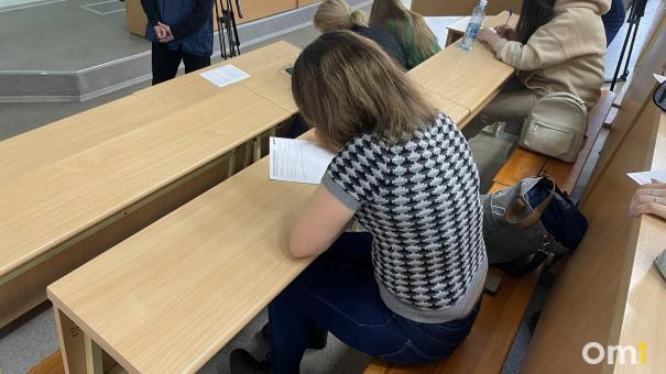 Омичи нелегально помогли мигрантам сдать экзамены