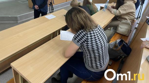 Омичи нелегально помогли мигрантам сдать экзамены