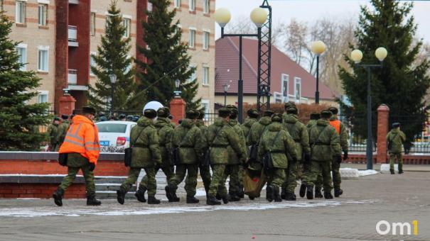 В Омске с 1 октября начнут раздавать повестки в армию
