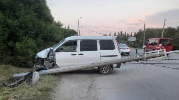 Пьяный омич на минивэне влетел в столб на улице Суворова