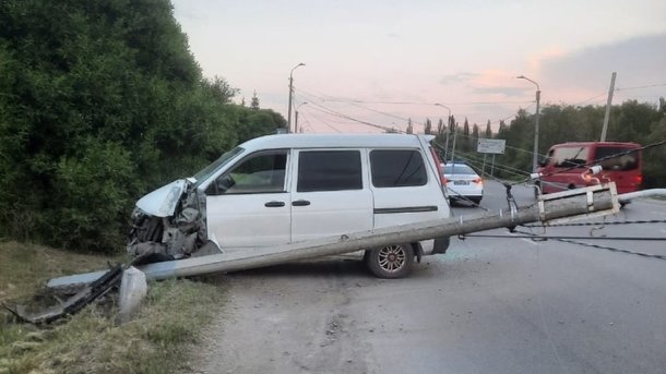 Пьяный омич на минивэне влетел в столб на улице Суворова