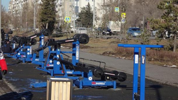 На омской набережной появились новые спортивные тренажёры