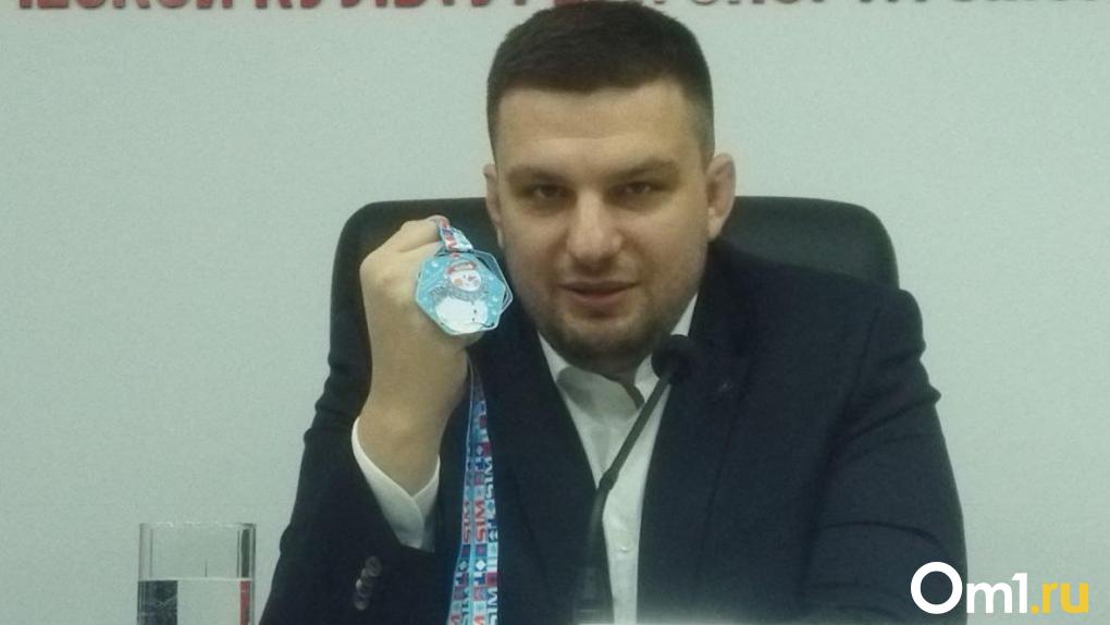 Министр спорта Иван Колесник показал медали омского Рождественского полумарафона