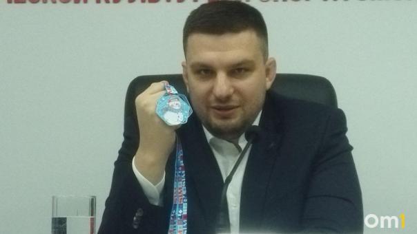 Министр спорта Иван Колесник показал медали омского Рождественского полумарафона