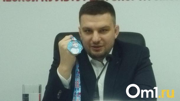 Министр спорта Иван Колесник показал медали омского Рождественского полумарафона
